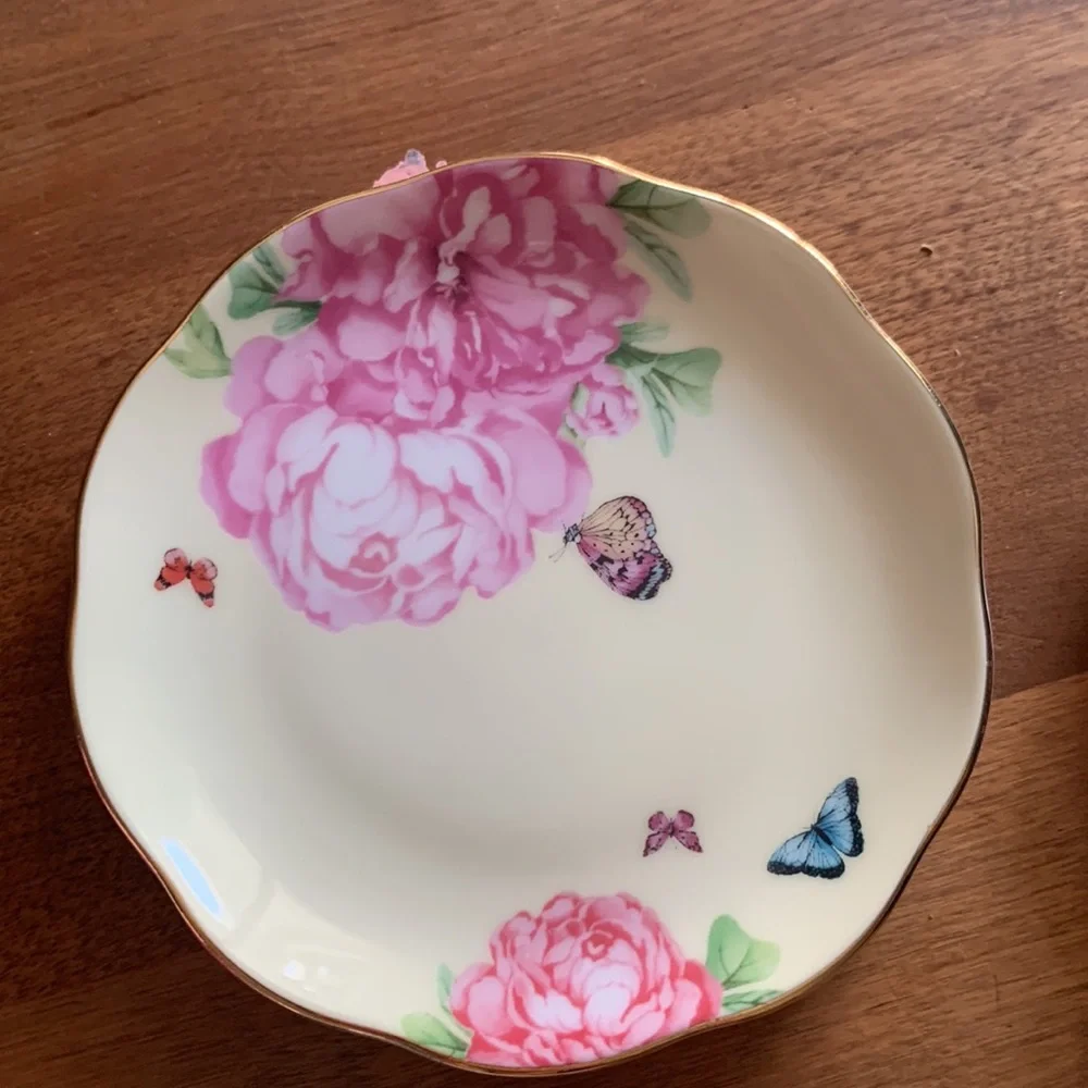 Royal Albert mini comes